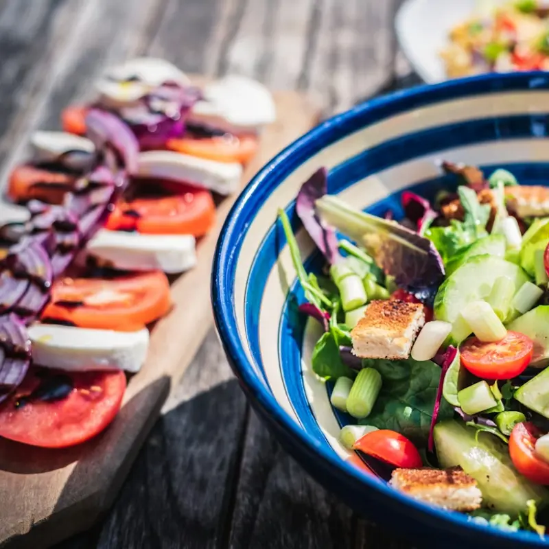 Mangiare leggero in estate: tra esigenza reale e pressione estetica